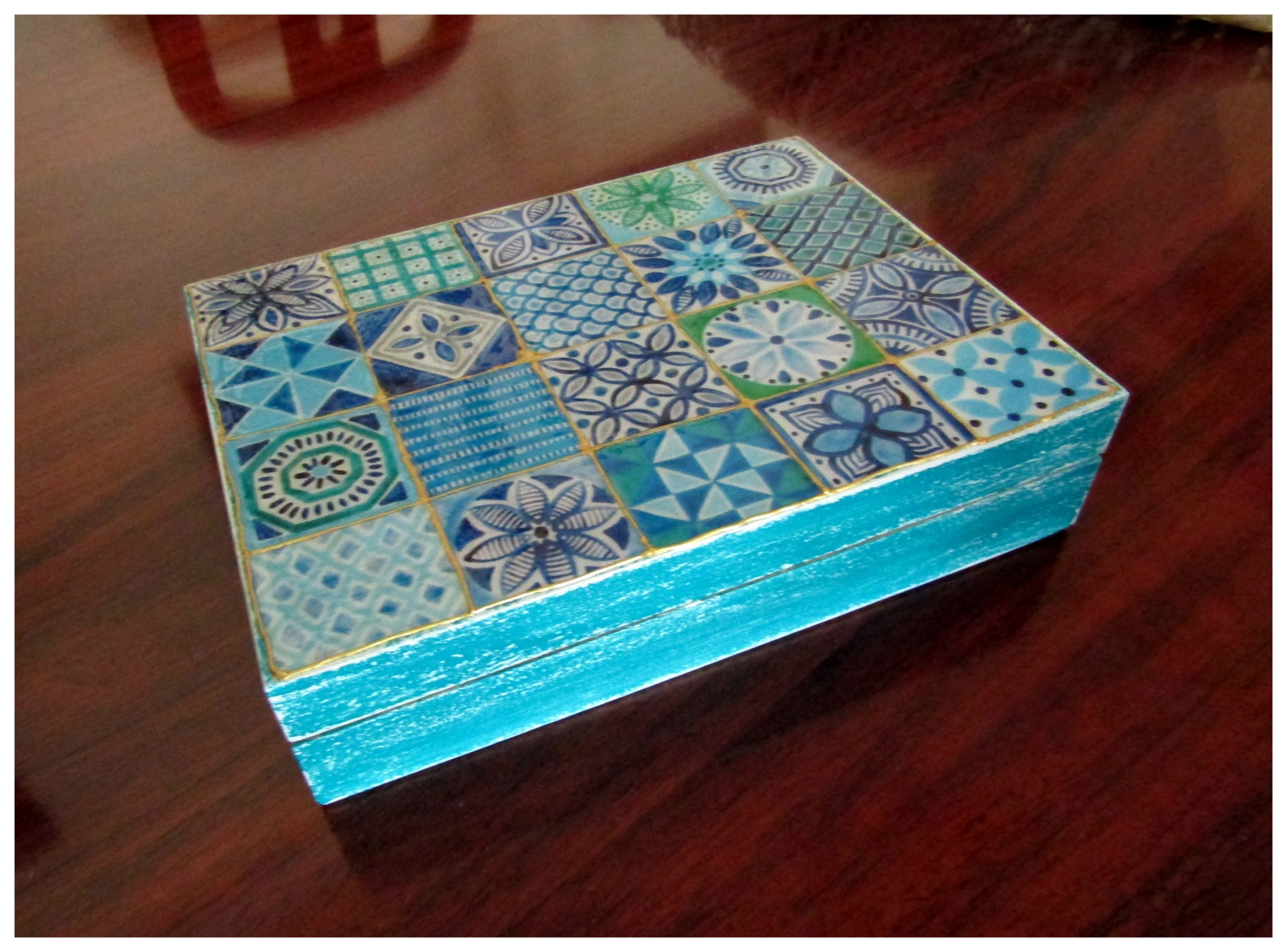 CAJA CON DECAPADO E IMITACIÓN A AZULEJOS