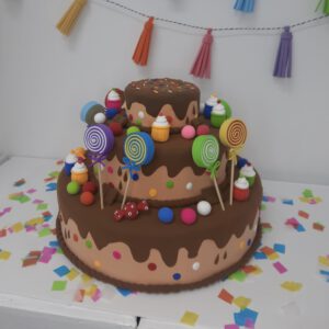 tarta falsa choco y chuches 3 pisos.