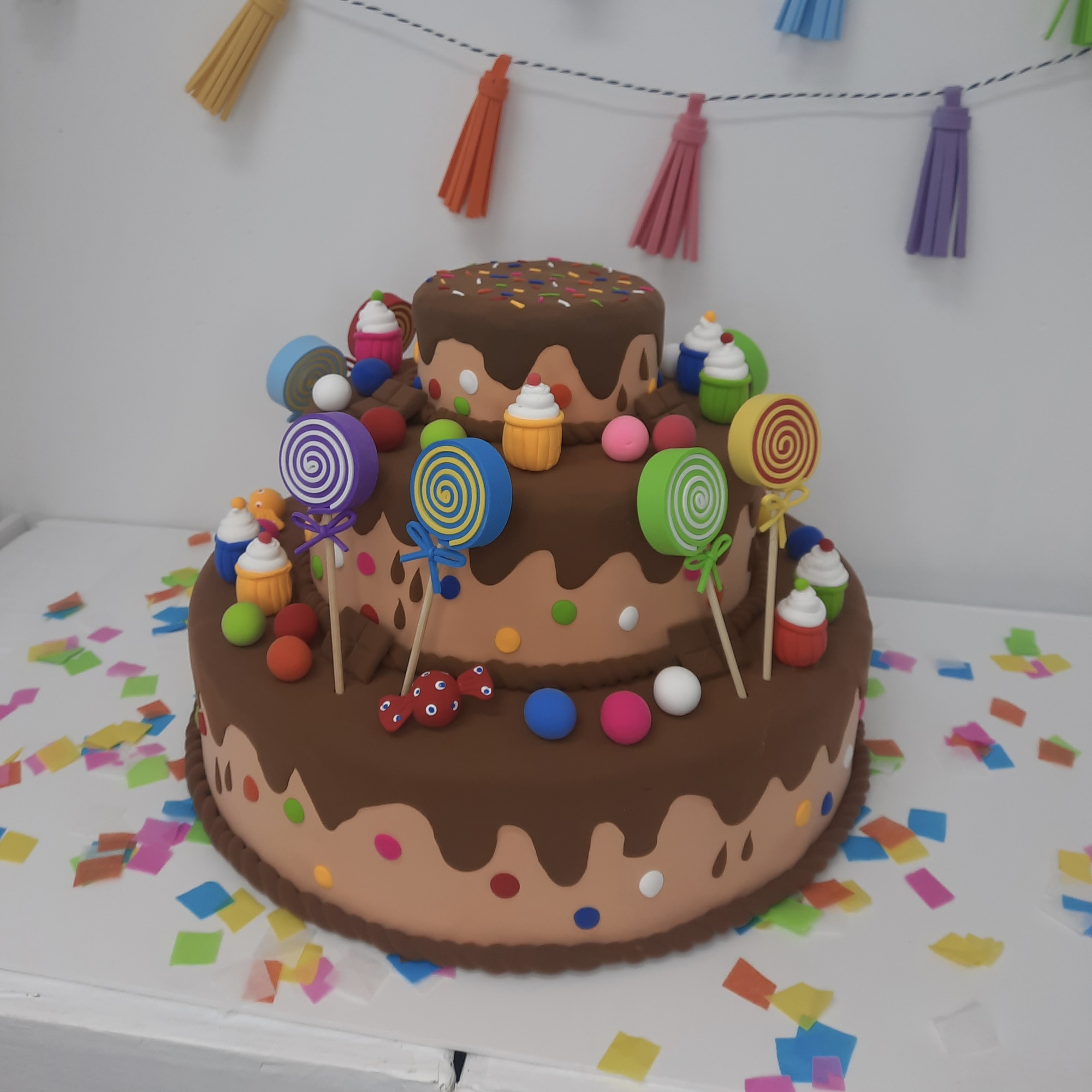 tarta falsa choco y chuches 3 pisos.