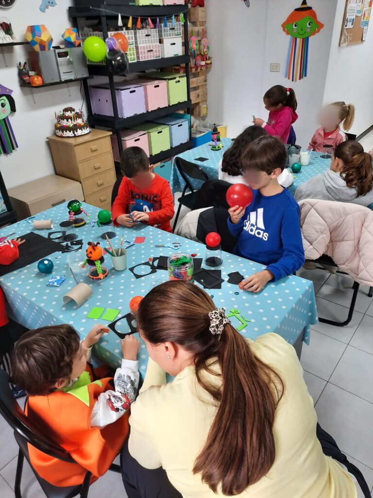 TALLER DE MANUALIDADES HALLOWEEN 2024 1