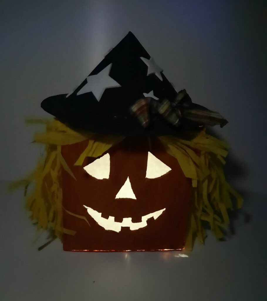 MANUALIDADES DE HALLOWEEN CON NIÑOS: CALABAZAS FALSAS O CAJAS DE LUZ CON CARTÓN RECICLADO 4