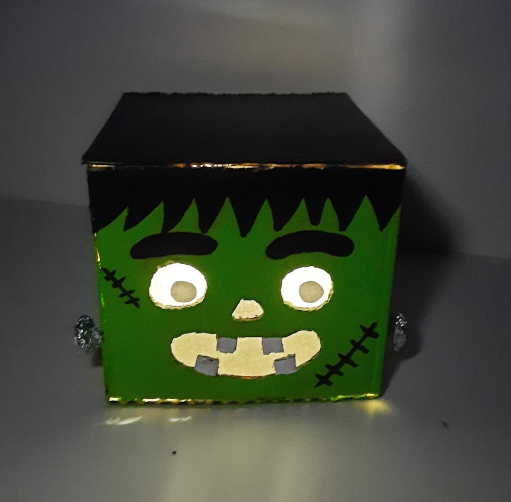 MANUALIDADES DE HALLOWEEN CON NIÑOS: CALABAZAS FALSAS O CAJAS DE LUZ CON CARTÓN RECICLADO 8