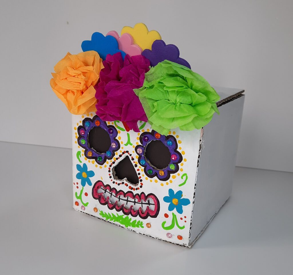 MANUALIDADES DE HALLOWEEN CON NIÑOS: CALABAZAS FALSAS O CAJAS DE LUZ CON CARTÓN RECICLADO 5