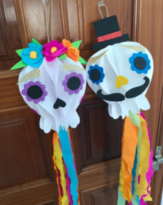 Calaveras de papel una decoración colorida y alegre para Halloween (1)