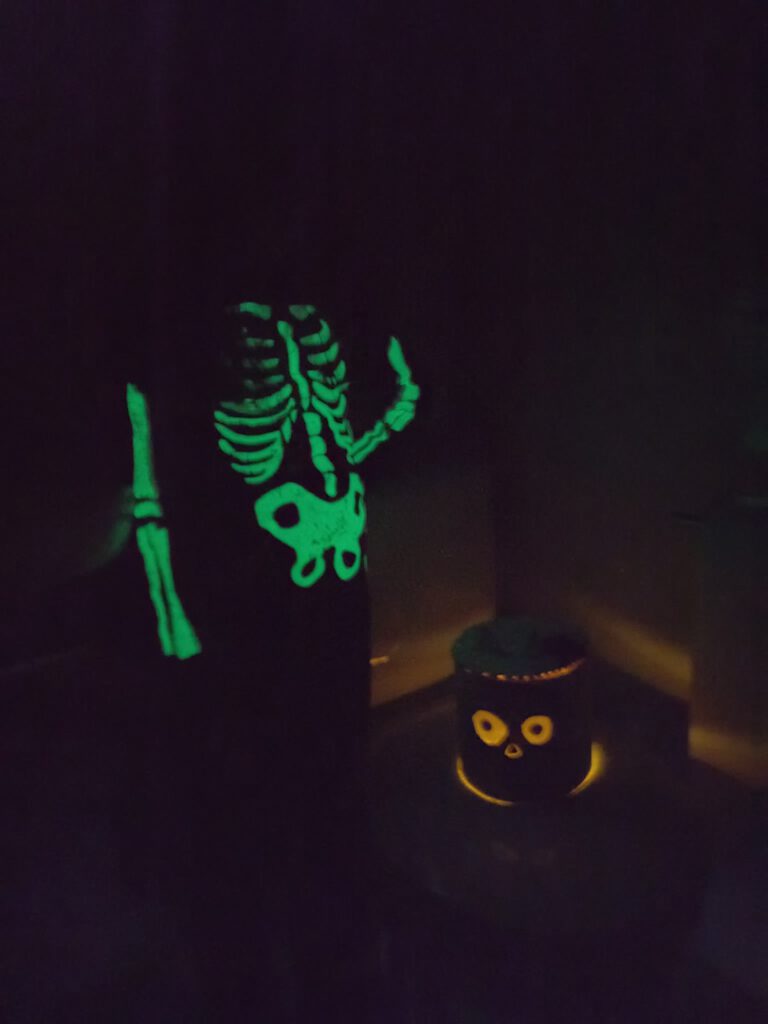 TALLER DE HALLOWEEN: ¡CALABAZAS QUE BRILLAN EN LA OSCURIDAD! 10