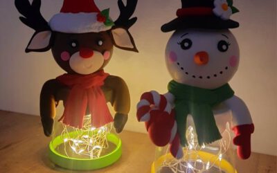 LINTERNAS NAVIDEÑAS CON VASOS DE PLÁSTICO Y PASTA FLEXIBLE 🌲| MANUALIDAD PARA HACER EN FAMILIA